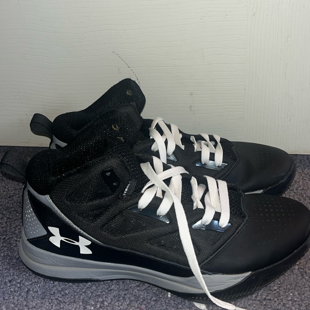 Black and gray Underarmor basketball shoes. Barely used great condition